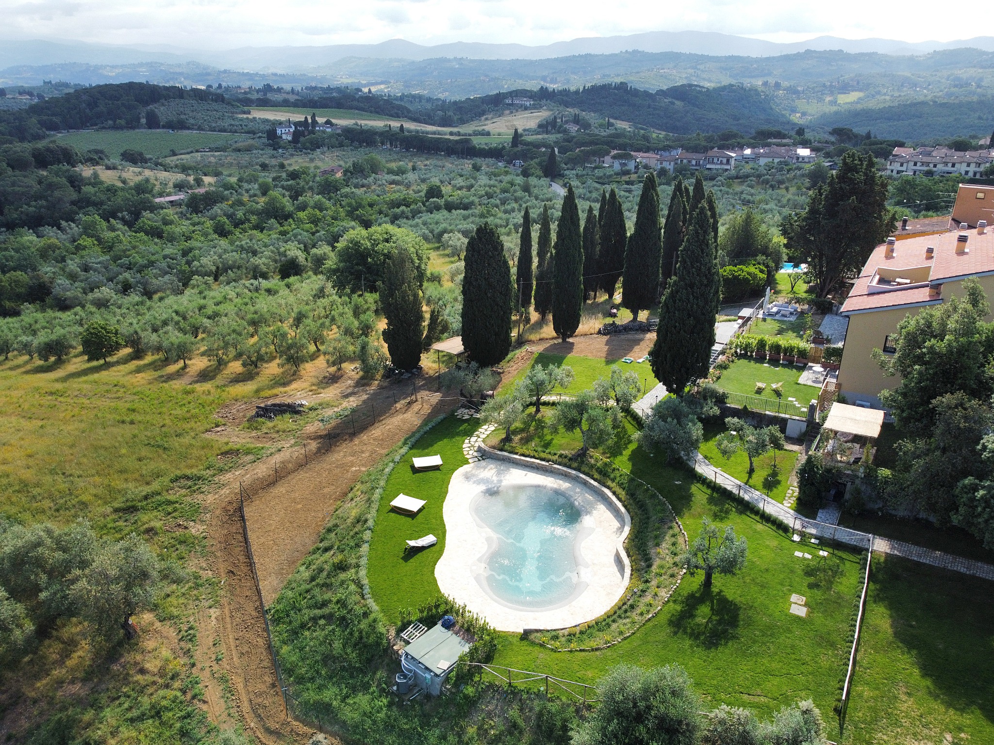 La piscina e il paesaggio delle colline toscane