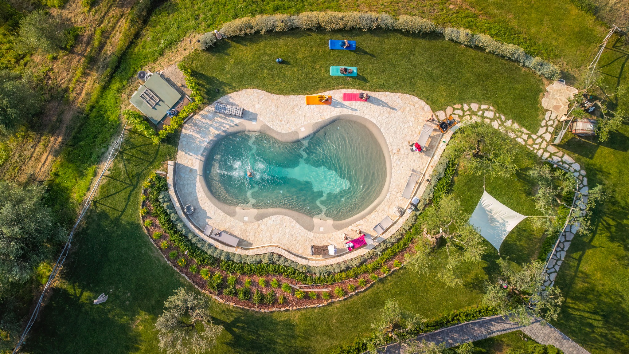 La piscina immersa nel verde