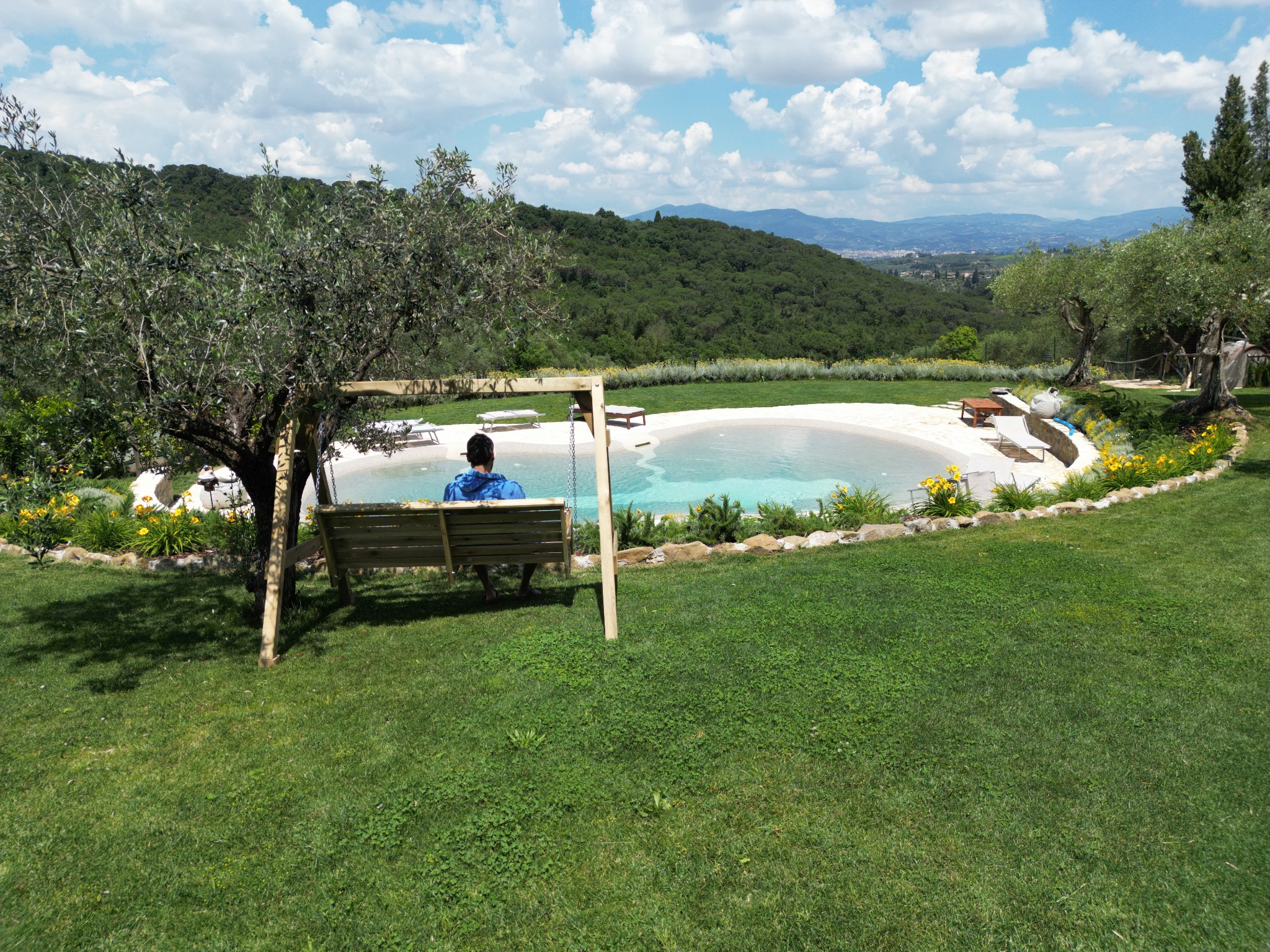La piscina vista dall’altalena tra gli ulivi