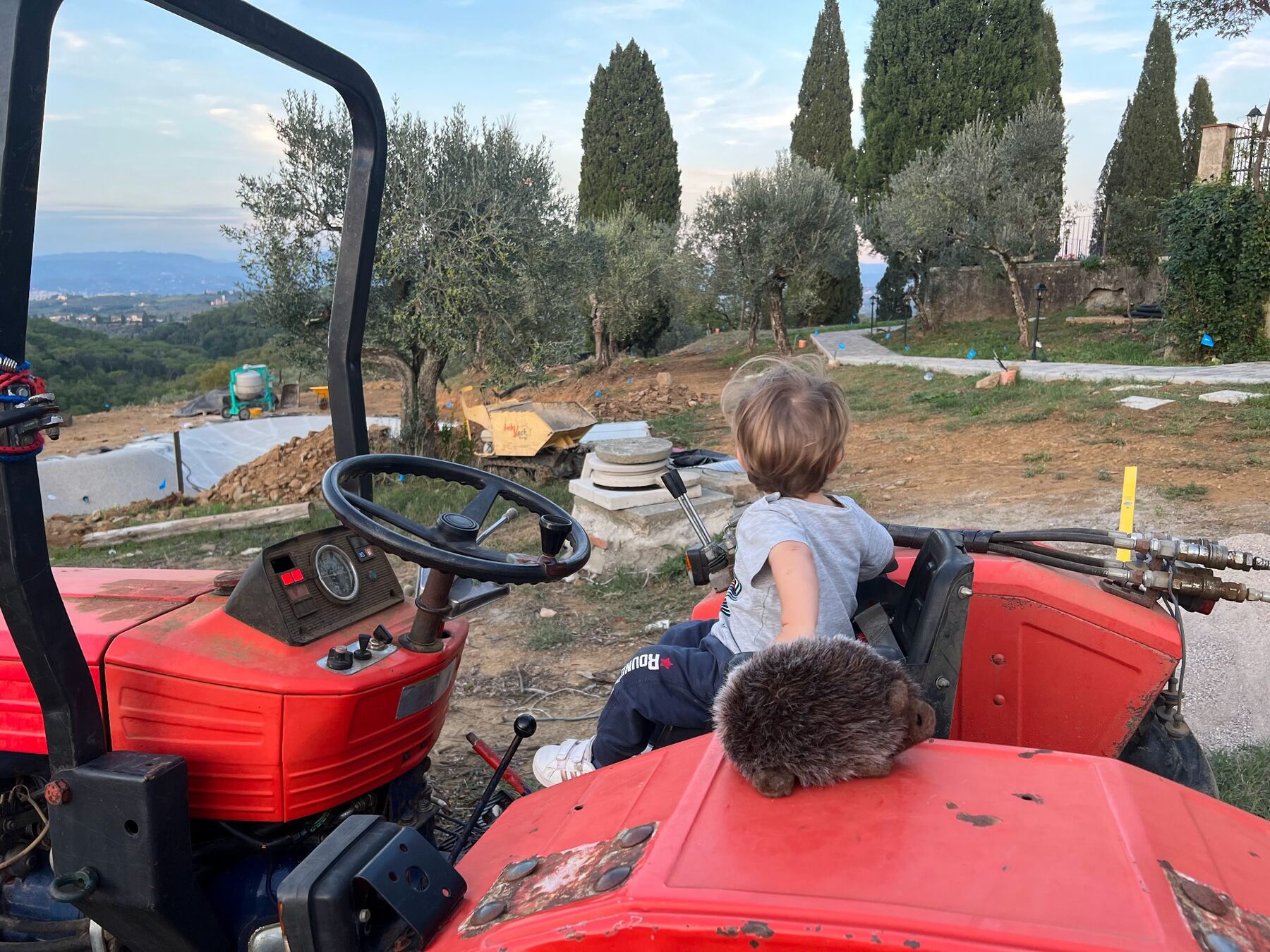 Lapo sul trattore durante i lavori